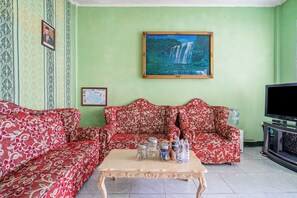 Lobby sitting area - Capital O 93949 Hotel Popuci By Pupa Hospitality (Cilimus)