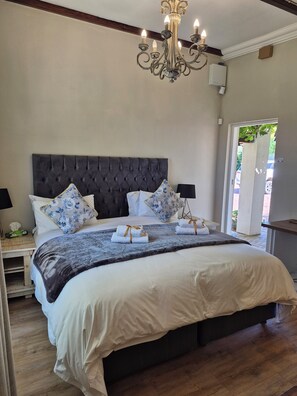 Luxury Room, Garden View | Premium bedding, down duvets, Tempur-Pedic beds, individually decorated - Schoongezicht Guesthouse (Cape Town)