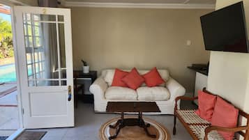 Suite familiar, vista al jardín | Área de sala de estar | Smart TV de 49 pulgadas con canales digitales y Netflix