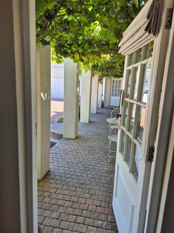 Luxury Room, Garden View | Terrace/patio - Schoongezicht Guesthouse (Cape Town)