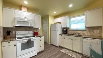 Refrigerador, microondas, horno, utensilios de cocina