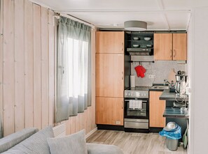 Réfrigérateur, four, plaque de cuisson, cafetière/bouilloire