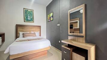 Un dormitorio moderno con una cama de madera, un escritorio empotrado y un espejo grande.