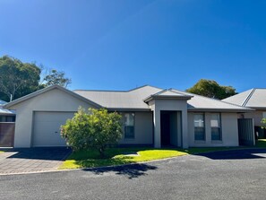 Exterior - Guichen Villa 3 - Wi-Fi, Pets welcome outside (Robe)