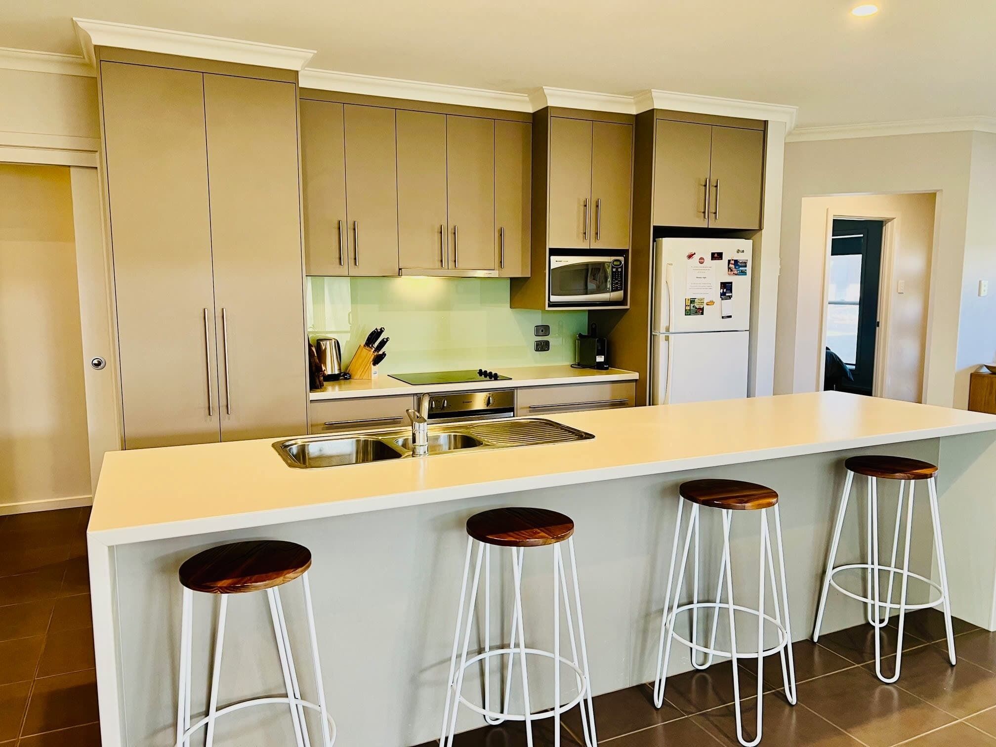 Fridge, microwave, stovetop, dishwasher