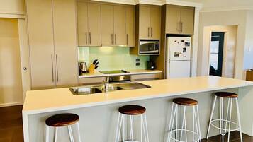 Fridge, microwave, stovetop, dishwasher