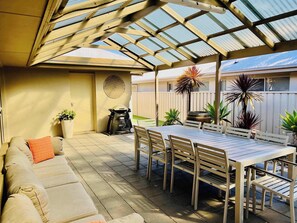 Outdoor dining - Guichen Villa 3 - Wi-Fi, Pets welcome outside (Robe)