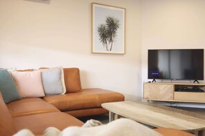 TV - Guichen Villa 3 - Wi-Fi, Pets welcome outside (Robe)