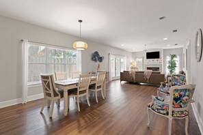 Dining - Coastal Retreat, Mid Island, 10 minutes to beaches (St. Simons Island)