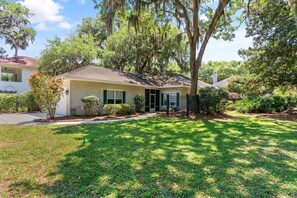Exterior - Coastal Retreat, Mid Island, 10 minutes to beaches (St. Simons Island)