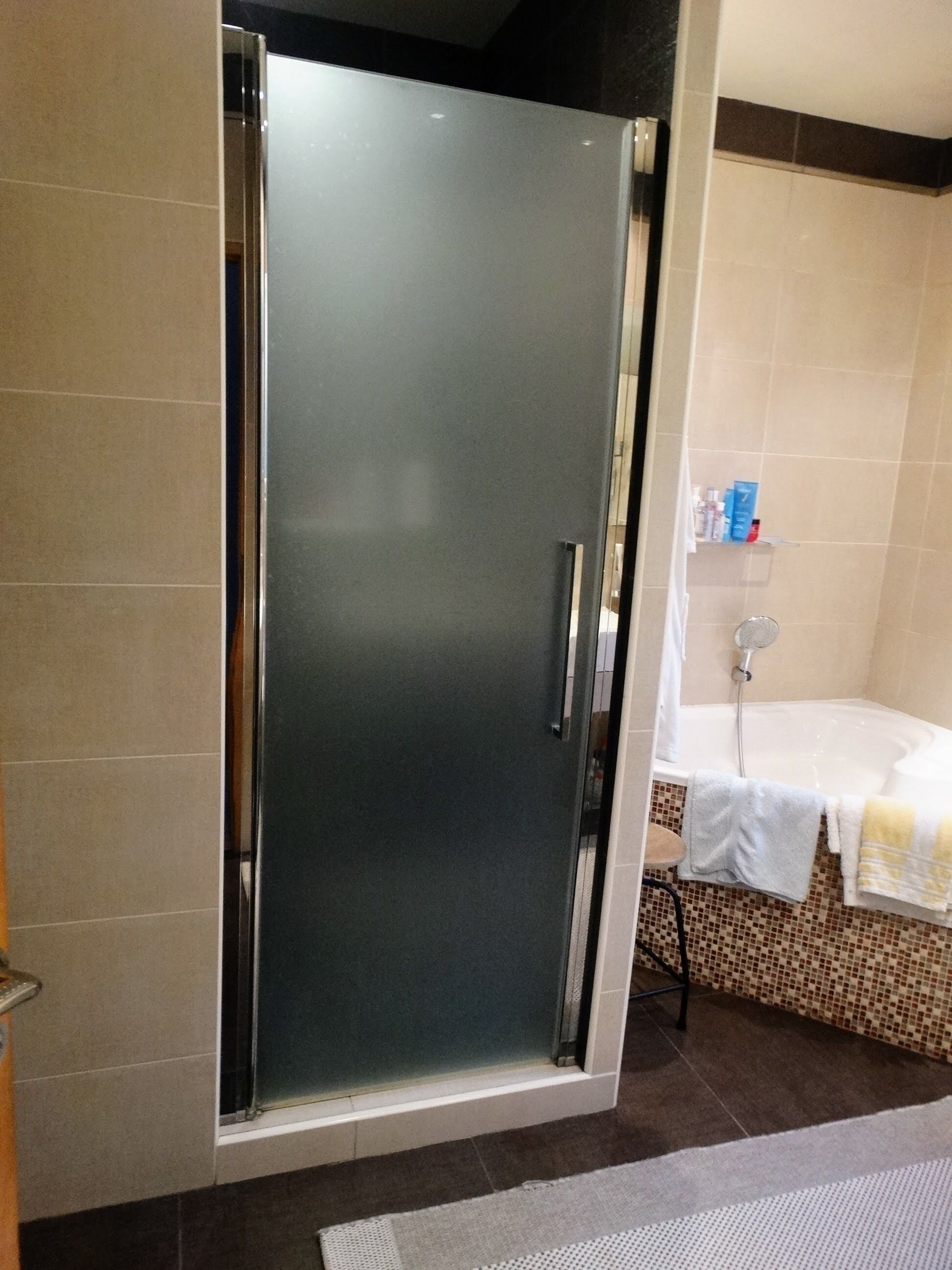 Douche, serviettes fournies, savon, shampoing