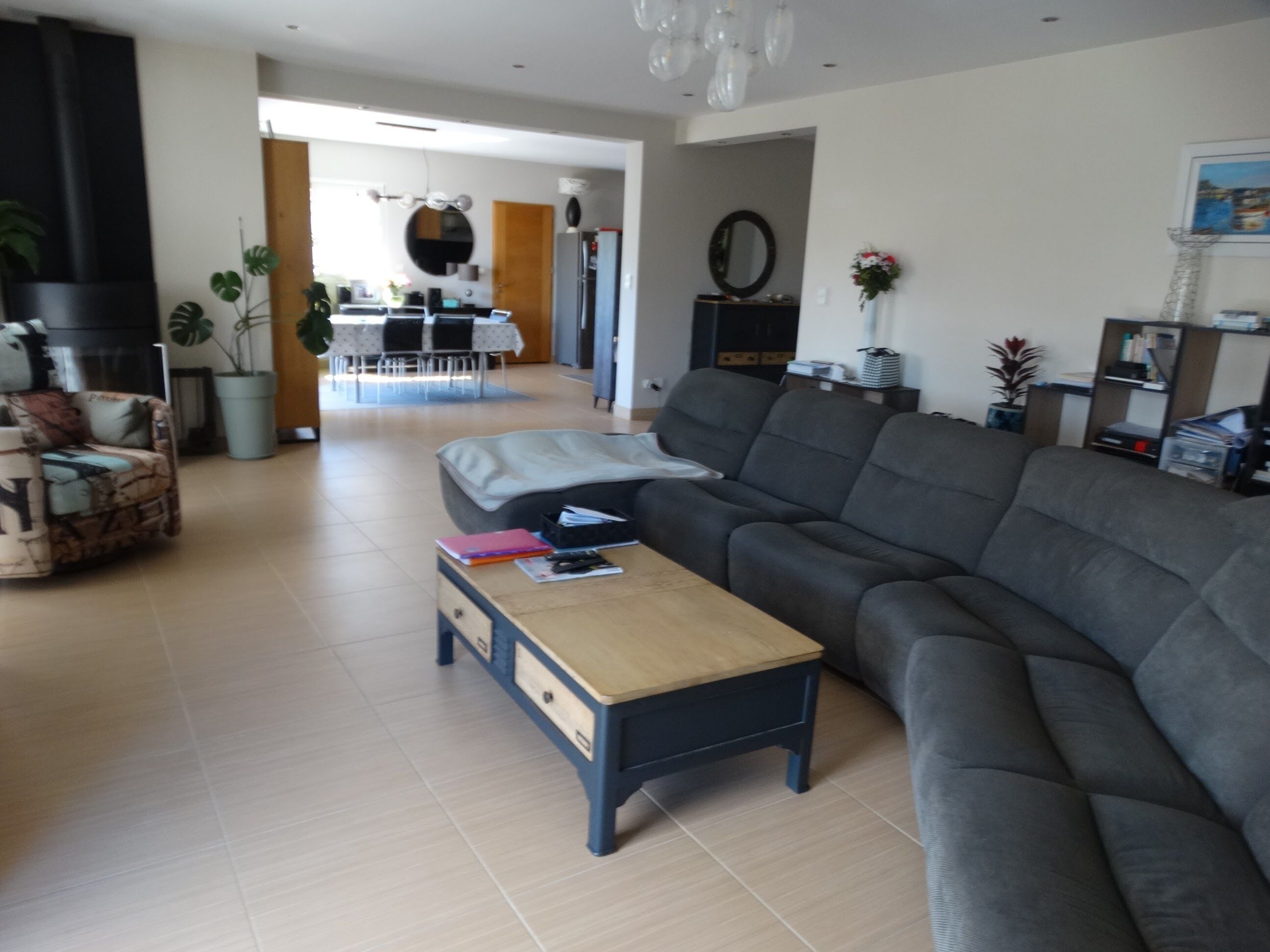 Televisie, boeken, een stereo en een computerscherm