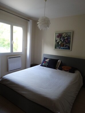 3 habitaciones, escritorio, tabla de planchar con plancha y wifi gratis 
