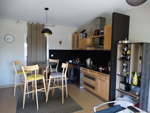 Réfrigérateur, four à micro-ondes, un four, surface de cuisson