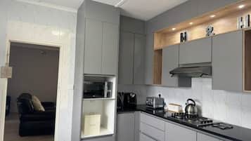 Réfrigérateur, micro-ondes, four, plaque de cuisson