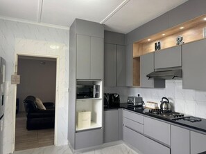 Fridge, microwave, oven, stovetop - Casamaya Avondale, Harare. Newly Renovated (Harare)