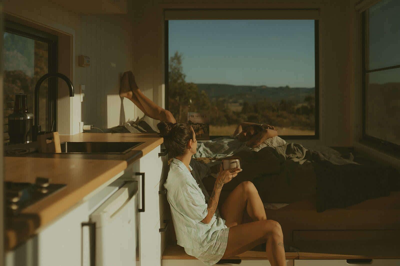 Refrigerador, parrilla de estufa y utensilios de cocina 