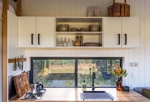 Kühlschrank, Herdplatte, Kochgeschirr/Geschirr/Besteck