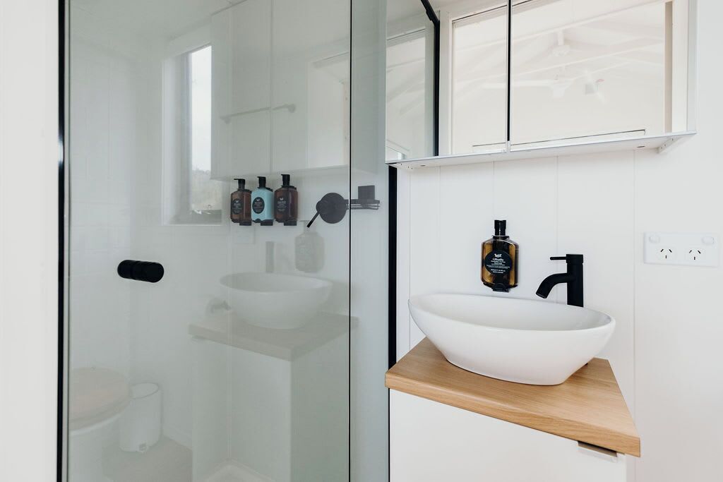 Dusche, umweltfreundliche Kosmetikartikel, Handtücher, Seife