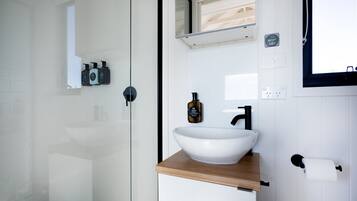 Dusche, umweltfreundliche Kosmetikartikel, Handtücher