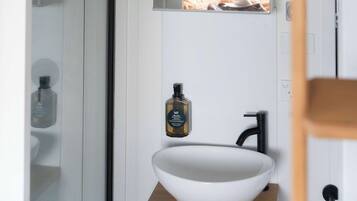 Regadera, amenidades de baño ecológicas, toallas, jabón