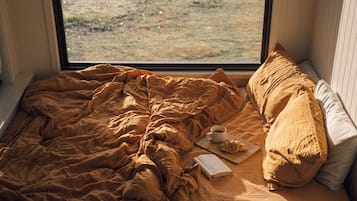 1 bedroom, bed sheets