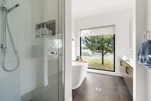 Shower, hair dryer, towels, soap - Wonderful Windera - Amazing 5 Bedroom Family Home (Windera)