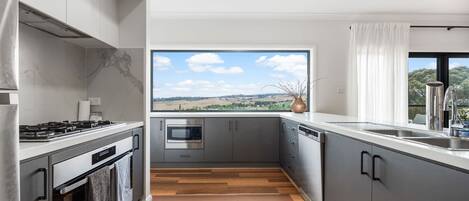 Refrigerador, microondas, horno y parrilla de estufa