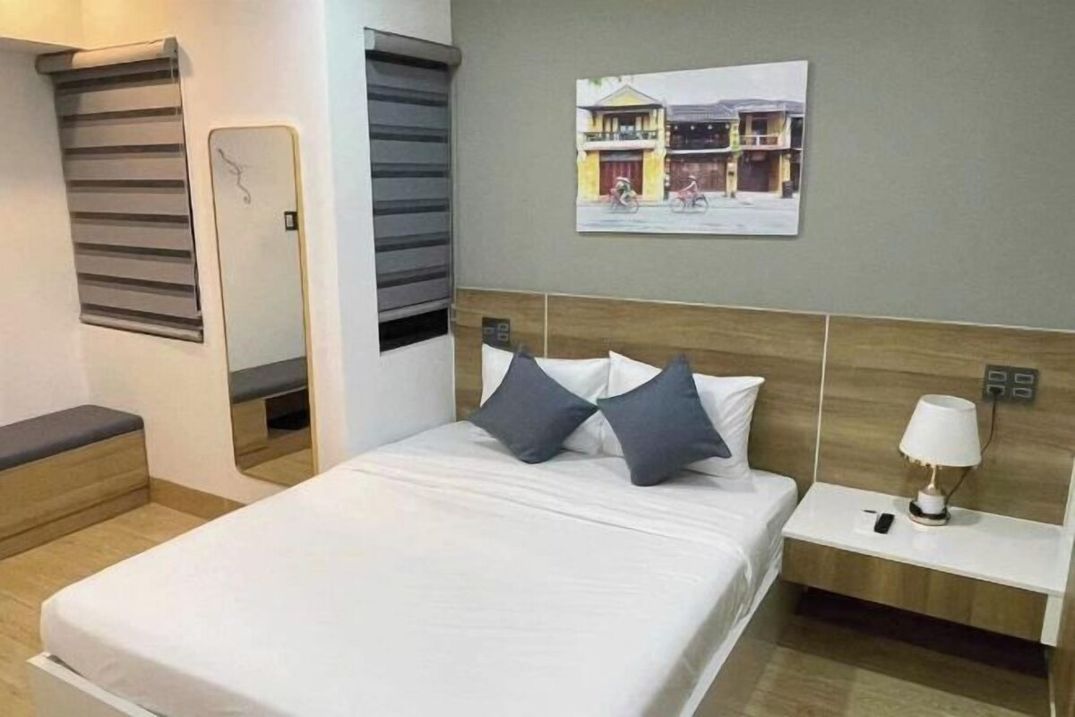 Roupas de cama premium, escrivaninha, cortinas blackout