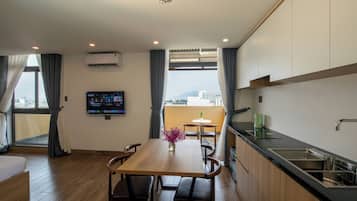Appartement Supérieur, vue ville | Restauration dans la chambre