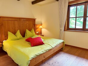 2 bedrooms, desk, iron/ironing board, WiFi