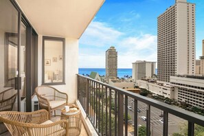 Property grounds - Modern & Chic Ocean View Waikiki Beach w/ Parking! (Honolulu)