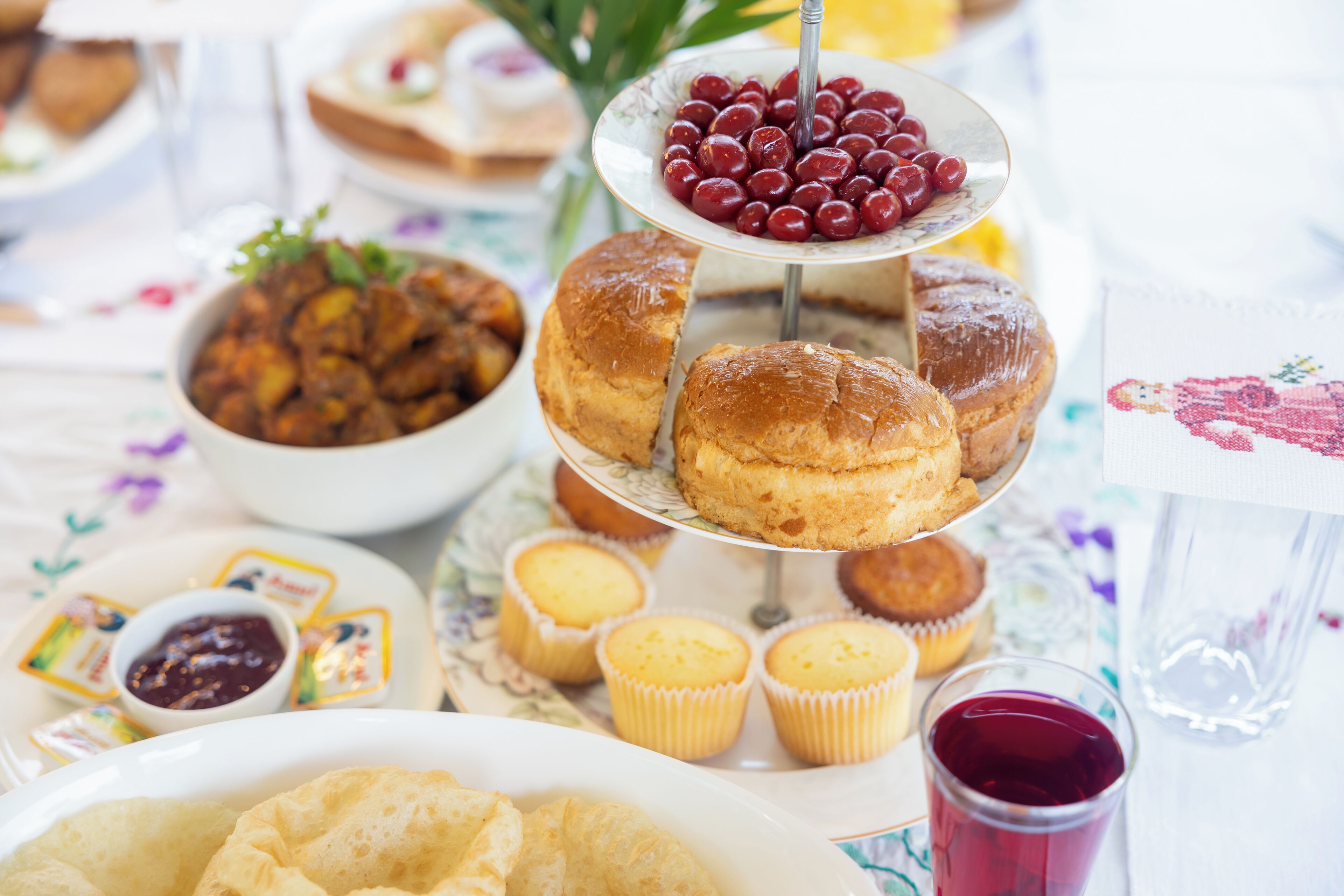 Ein Dessertbuffet mit verschiedenen Gebäcken und Süßigkeiten.