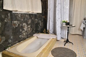 Heritage Suites | Bathroom | Free toiletries, towels, soap, shampoo