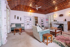 Annexe Cottage | Área de estar | TV LED 40 polegadas com canais via satélite