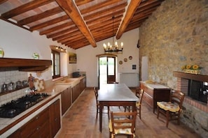 Jääkaappi, mikroaaltouuni, uuni, astianpesukone