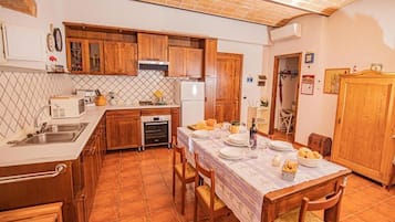 Fridge, oven, stovetop, coffee/tea maker