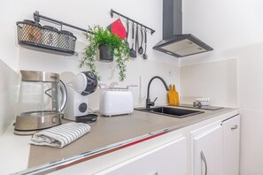 Fridge, stovetop, cookware/dishes/utensils, dining tables