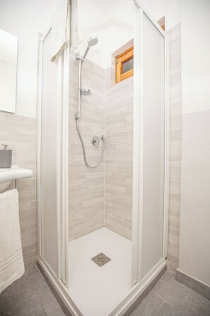 Sèche-cheveux, serviettes fournies