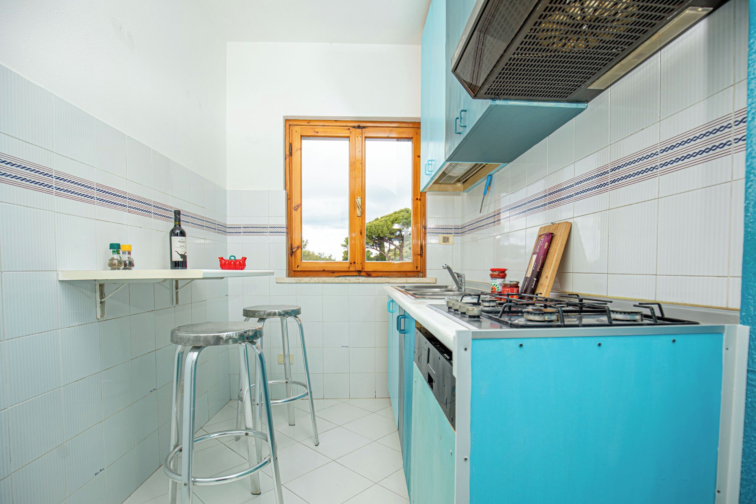 Réfrigérateur, plaque de cuisson, lave-vaisselle, tables à manger
