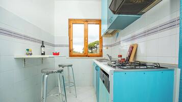 Réfrigérateur, plaque de cuisson, lave-vaisselle, tables à manger