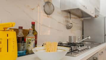 Frigorifero, forno, piano cottura, macchina per tè/caffè