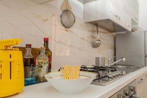 Frigorífic, forn, placa de cuina i cafetera i tetera