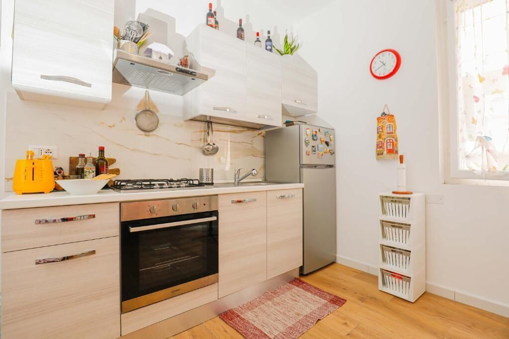 Een koelkast, een oven, een kookplaat, een koffiezetapparaat/waterkoker