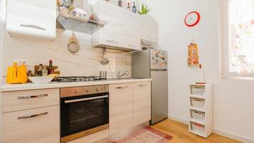 Een koelkast, een oven, een kookplaat, een koffiezetapparaat/waterkoker