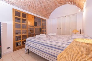 2 chambres, fer et planche à repasser, Wi-Fi gratuit, draps fournis