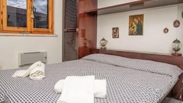 2 bedrooms, iron/ironing board, bed sheets