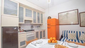 Kühlschrank, Ofen, Herdplatte, Kochgeschirr/Geschirr/Besteck
