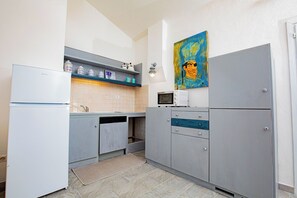 Jääkaappi, mikroaaltouuni, liesi, astianpesukone