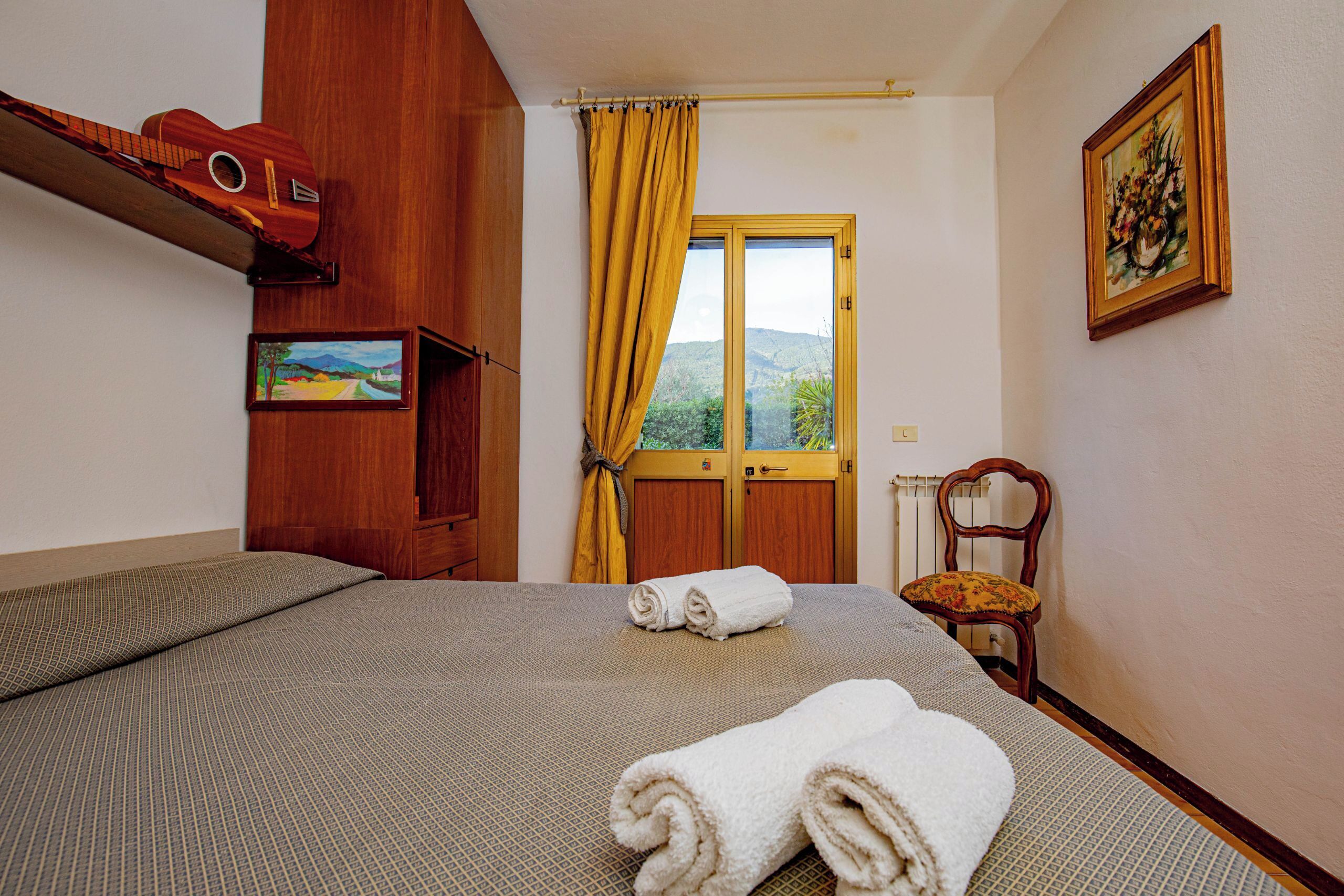 2 soverom, strykejern/-brett og sengetøy